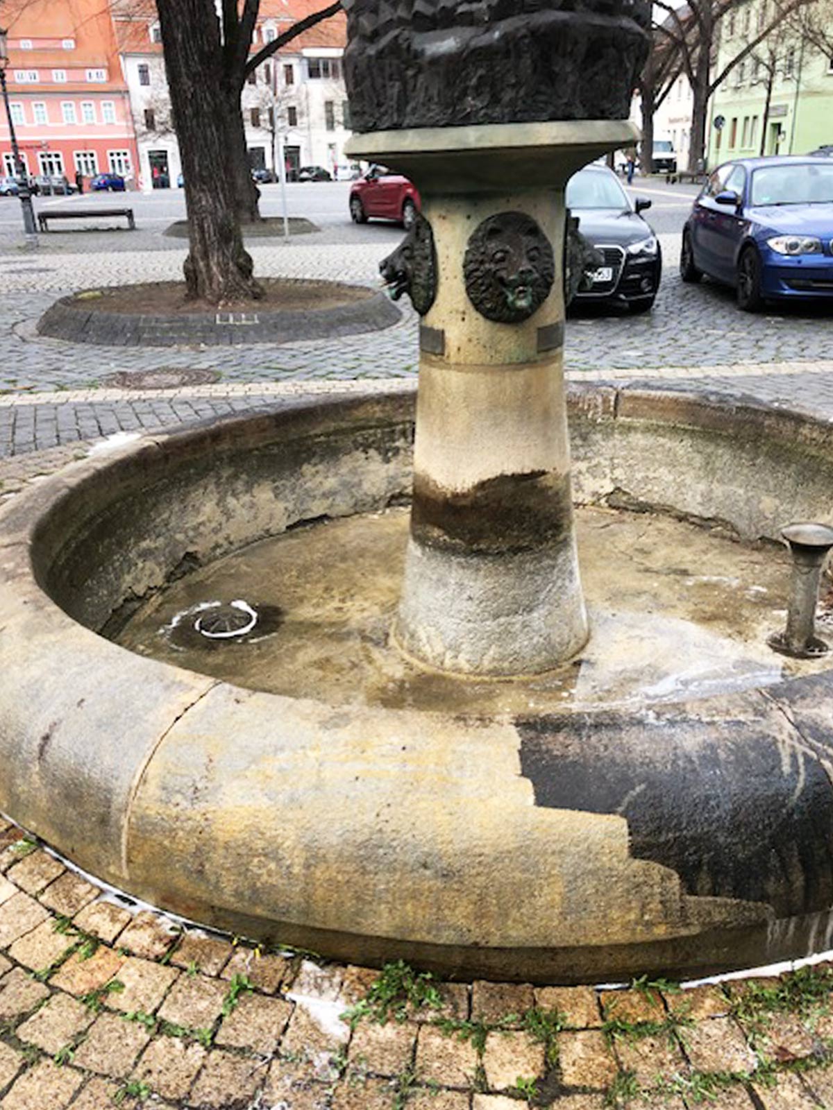 EXSpezial GmbH - Graffitischutz, Gebäudereinigung, Spezialreinigung, Oberflächenschutz, Renovierung, Umzugsservice, Schadensanierung - Referenzen - Brunnen Vorher