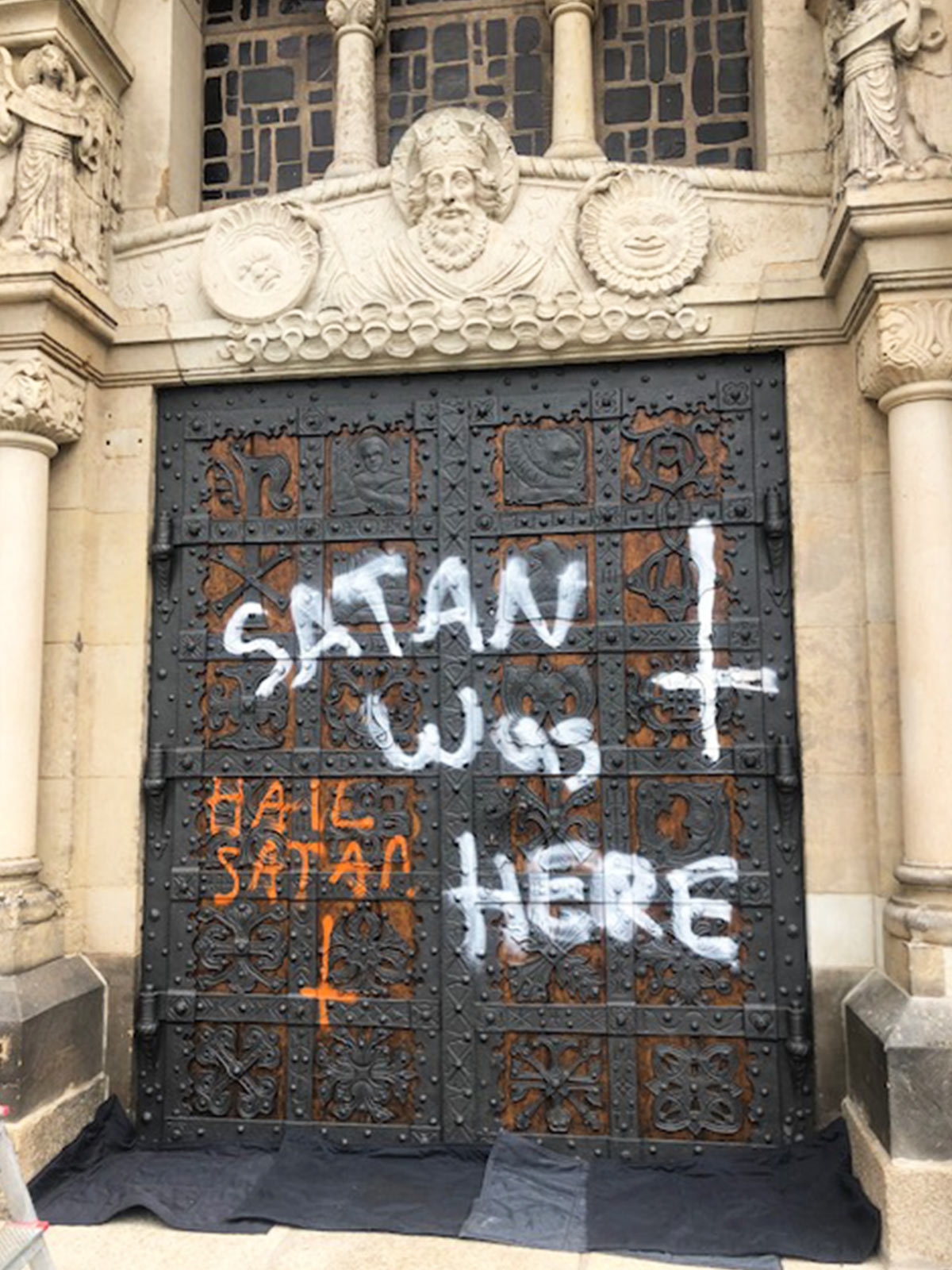 EXSpezial GmbH - Graffitischutz, Gebäudereinigung, Spezialreinigung, Oberflächenschutz, Renovierung, Umzugsservice, Schadensanierung - Referenzen - Tür Vorher